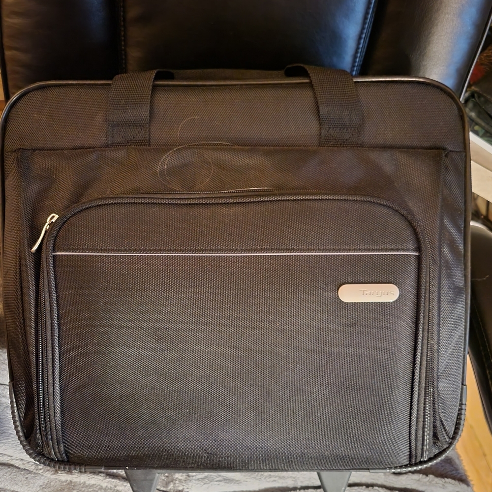 Rolling briefcase